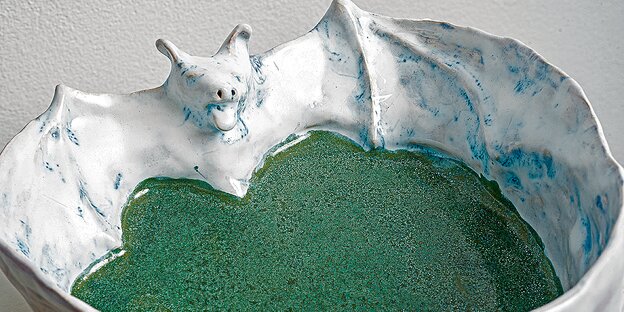 Keramik von Masha Silchenko mit dem Titel „Bat Bowl“: der Außenrand einer Schüssel formt einen Fledermaus