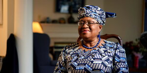 Portrait von Ngozi Okonjo-Iweala in traditioneller Kleidung und Kopftuch