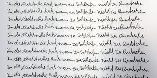 Schrifttafel mit dem Satz "In der Nacht hat man zu schlafen nicht zu quatschen"