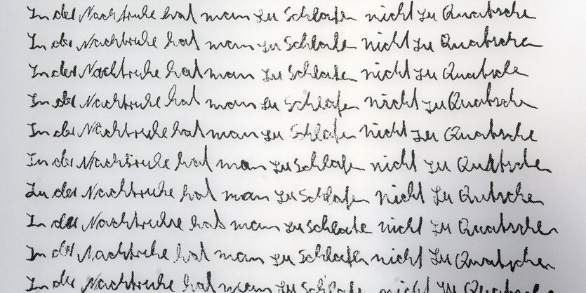 Schrifttafel mit dem Satz "In der Nacht hat man zu schlafen nicht zu quatschen"