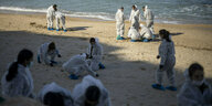 Soldaten in Schutzanzügen säubern den Strand in Israel