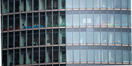 Glasfassade mit leeren Büros