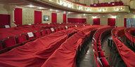 Ein Theater mit abgedeckten Stühlen