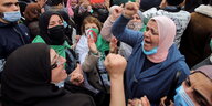 Demonstrierende Menschen in Algerien.