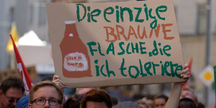 Ein ironisches Protestschild auf dem steht: "Die einzige braune Flasche die ich toleriere". Daneben ist ein Bier der Marke Sternburg abgebildet.