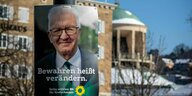 Auf einem Wahlplakat der Grünen ist Kretschmann abgebildet mit der Aufschrift: Bewahren heißt verändern