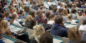 Ein Hörsaal mit Studentinnen