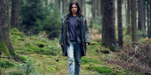 Alexandra Enders (Aylin Tezel) im Wald