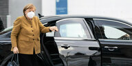 Bundeskanzlerin Merkel entsteigt einem Fahrzeug.