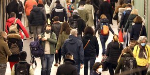 Menschen in einem U-Bahnhof