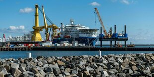 Das russische Verlegeschiff Akademik Tscherski im Mukran Port.