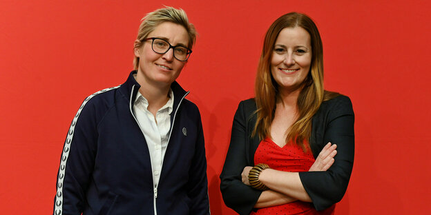 Die Linken-Politikerinnen Susanne Hennig-Wellsow und Janine Wissler vor einer roten Wand.