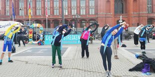 Dehnübungen vor dem Roten Rathaus