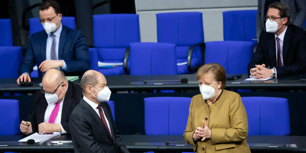 Olaf Scholz Angela Merkel im Hintergrund Jens Spahn Anreas Scheuer und Peter Altmeier