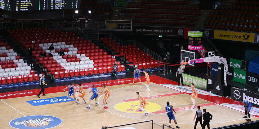 Basketballspiel vor leeren Rängen