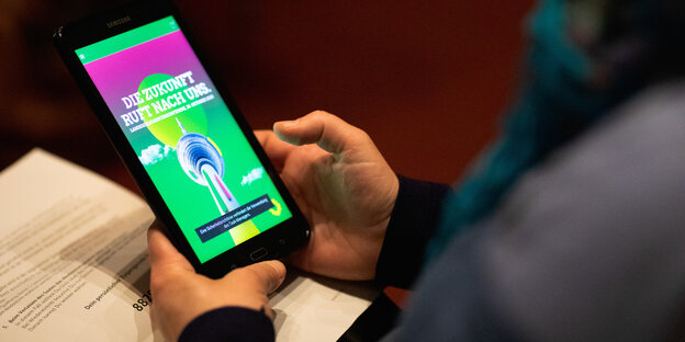 Das Foto zeigt ein digitales Endgerät in der Hand eines Delegierten beim Grünen-Parteitag im vergangenen Oktober im Neuköllner Estrel-Hotel.