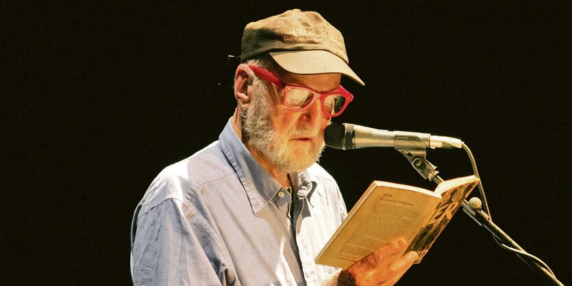 Lawrence Ferlinghetti liest aus einem Buch