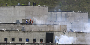 Tränengas steigt aus Teilen des Turi-Gefängnisses auf, in dem ein Häftlingsaufstand ausbrach.