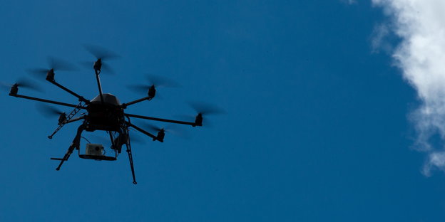 Eine Drohne vor blauem Himmel.