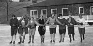 Gruppe von Frauen mit Schlittschuhen auf Eis
