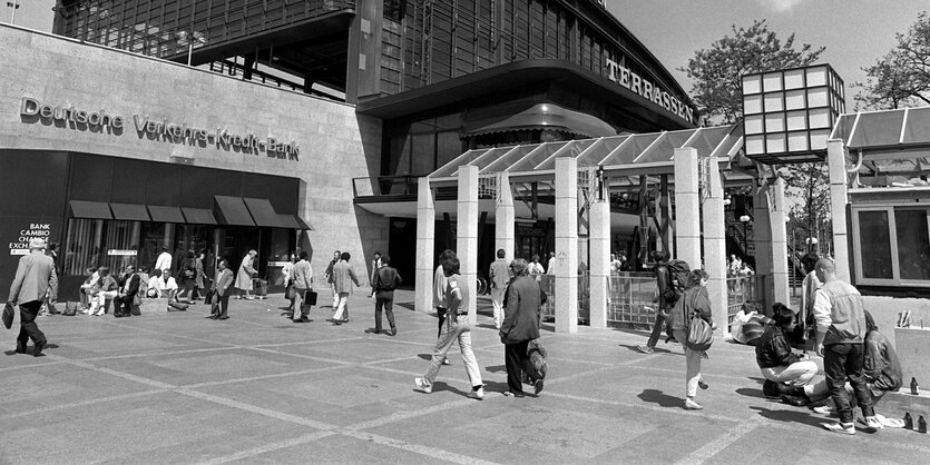 Bild aus den 80ern vom Berliner Bahnhof Zoo.