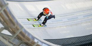 Katharina Althaus auf der Schanze in Oberstdorf kurz vor dem Absprung