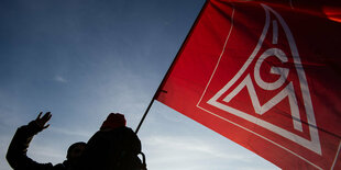 Das Bild zeigt eine im Wind wehende Flagge der Industriegewerkschaft Metall.