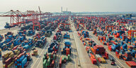 Containerterminal des Hafens von Weihai/China mit Kränen und Containern