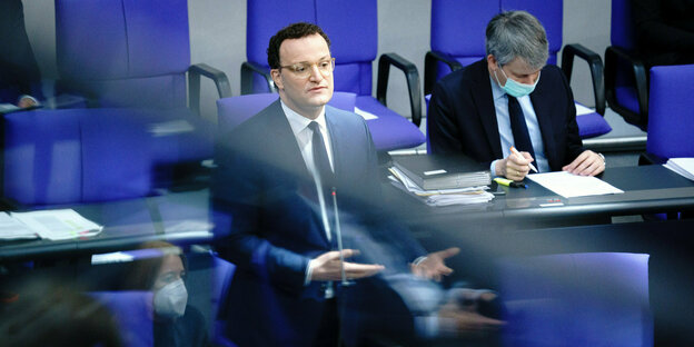 Gesundheitsminister Spahn steht im Bundestag.
