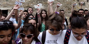 Anhänger von Syriza halten Schilder mit der Aufschrift "nein" hoch