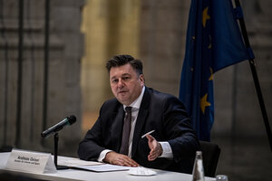 Innensenator Geisel sitzt an einem Tisch Innensenator Geisel sitzt an einem Tisch