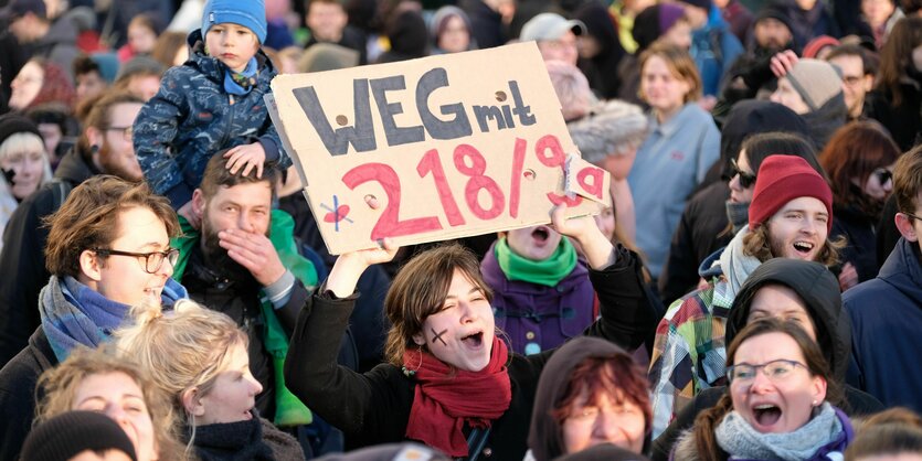 Menschen demonstrieren gegen die Abtreibungsgesetze