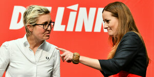 Die Linkenpolitikerinnen Hennig-Wellsow udn Wissler sprechen miteinander.