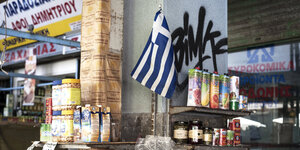 Eine griechische Flagge hängt in einem Laden.