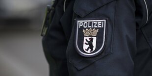 Zwei Polizisten vor einem Haus