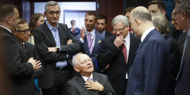 Der deutsche Finanzminister Wolfgang Schäuble, umgeben von den anderen Eurogruppe-Finanzministern