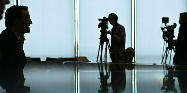 Jens Spahn während einer Pressekonferenz mit TV Kameras im Hintergrund