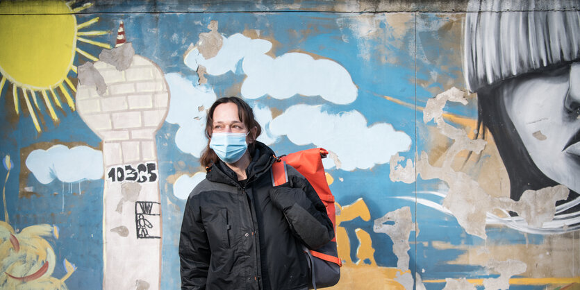 Caroline M., fotografiert am Bahnhof Lichtenberg in Berlin