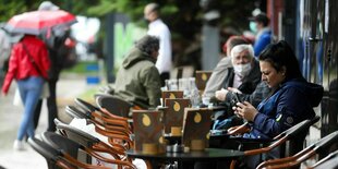 Eine Frau sitzt in einem Cafe