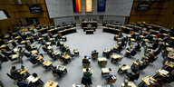 Das Foto zeigt die Abgeordneten im Plenarsaal des Parlaments.