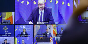 Bildschirme mit den verschiedenen zugeschalteten EU-Politiker:innen
