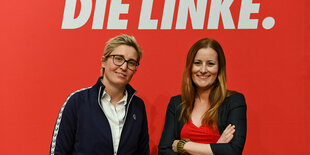 zwei Frauen vor dem Banner Die Linke