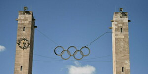 Olympischen Ringe im Olympiastadion von Berlin