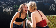 Filmszene aus "Kokon": Romy und Nora an einem Trinkbrunnen