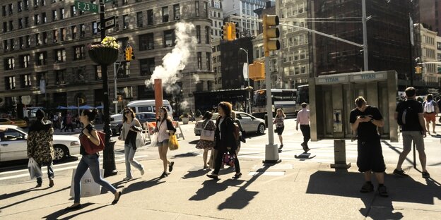 Straßenszene mit Frauen in New York.
