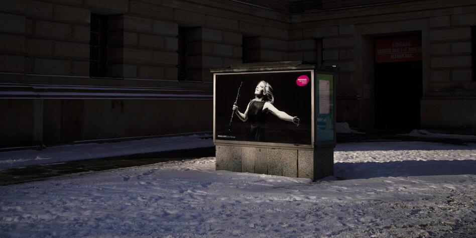 Einsame Musikerin auf Plakat am Berliner Konzerthaus