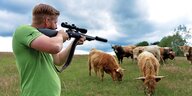 Ein Landwirt schießt auf Tiere auf seiner Weide.