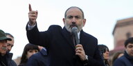Nikol Pashinyan gestikuliert beim Sprechen mit erhobenem Zeigefinger