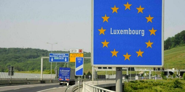 Schild markiert den Grenzübergang Deutschland - Luxemburg