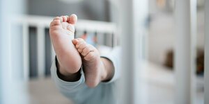Ein Baby zeigt seine Füße